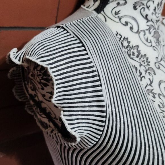 Scrunched, V-Neck Top - Picture 2 of 4